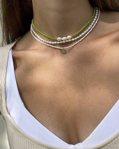 Beaded Jewelry Summer 2023, Handmade Tops Designs, Beaded Necklace Designs Aesthetic, Minimalist Beaded Jewelry, Beaded Jewelry 2023, Dainty Beaded Necklaces, Necklace Inspo Beads, Hobo Bracelets, Biser Necklace