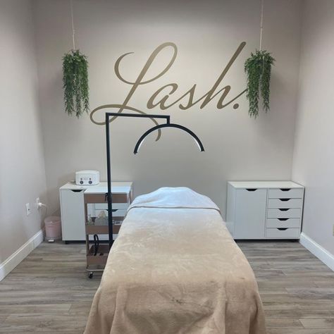 YES! ✨ Give us all the 🪴 and tan vibes!!!✨ ...We are all about the Aesthetics 🥰 and these wide open, calming spaces are so peaceful! ✌️ 🕊 😌 Thank you to @lashbysusie for the 📸 and folks - we love seeing your rooms! 😍 Be sure to tag us in your posts for a chance to be featured on our stories, posts, or reels! 🎞 🎥 💡 #lashsalon #lashroom #lashroomdecor #lashdecor #lashstudio #lashbar #eyelashsalon #thelashroom #eyelashstudio #lashbusiness #browstudio #browsalon #browbar #beautysalon #beaut Small Lash Studio Ideas, Beauty Room Ideas Salon At Home, Beauty Room Ideas Salon, Studio Room Ideas, Eyelash Decor, Lash Room Ideas, Lash Room Decor, Facial Room, Tech Room