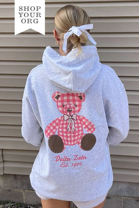 Available in 2XL - 3XL (Click Here) Product ColorAsh Product Details Gildan 18500 50/50 cotton/polyester Product Description Elevate your sorority wardrobe with our Plaid Teddy Sorority Hoodie. Crafted from the softest fabric, this hoodie provides ultimate comfort and style, making it a staple year round. Embrace the perfect blend of warmth and breathability with this must-have addition to your collection About the Design Featuring a trending design, our lightweight hoodie is adorned with an exc Kappa Delta Teddy Bear, Pink Sorority Letters Sweatshirt, Sorority Merch Sweatshirt, Back Of Sweatshirt Designs, Sorority Hoodie Design, Sorority Christmas Shirts, Phi Mu Merch, Sorority Parents Weekend Shirts, Sorority Exec Sweatshirts