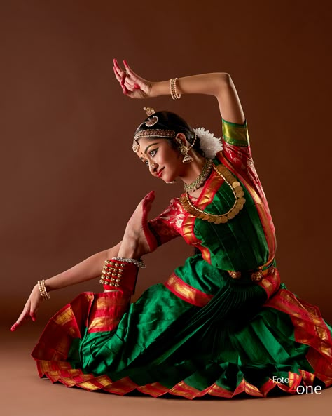 Vintage Bharatanatyam, Bharatanatyam Poses Photography, Classical Dance Photography, Indian Dance Art, Bharatnatyam Poses, Indian Dance Costumes, Bharatanatyam Costume, Bharatanatyam Dancer, Indian Classical Dancer