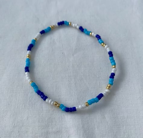 White And Blue Beaded Bracelet, Blue Beads Jewellery, Blue And Gold Beaded Bracelets, Blue And White Beads Bracelet, Blue Seed Bead Bracelet Ideas, Cute Summer Jewelry Diy, Gold And Blue Bracelet, Beaded Blue Bracelets, Blue Summer Bracelets