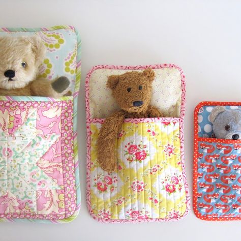 Doll Sleeping Bag Pattern, Bear Sleeping Bags, Sleeping Bag Pattern, Barbie Bebe, Doll Sleeping Bag, Fabric Toys, Doll Quilt, Bag Patterns To Sew, Sewing Toys