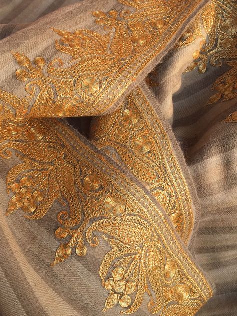 Tilla Work Embroidery Suits, Tilla Embroidery Designs, Mughal Embroidery, Tilla Work Embroidery, Design Your Own Clothes, Latest Bridal Lehenga, Zardozi Embroidery, Diy Bead Embroidery, Food Illustration Art