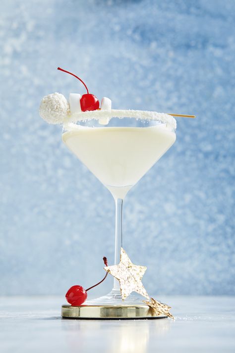 Pretty Christmas Drinks, Cocktail Christmas Party, White Holiday Cocktails, Cocktail Christmas, White Christmas Alcoholic Drink, Coconut Christmas Cocktail, White Christmas Martini Recipe, White Christmas Cosmopolitan, White Cocktail