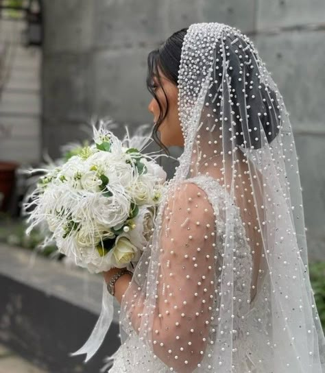 Long Hair With Veil Brides, Spanish Veil Wedding, Cape Veils, Lace Veils Bridal, Bride Dress Simple, Wedding Portrait Poses, Classy Wedding Dress, Pretty Wedding Dresses, Fancy Wedding Dresses