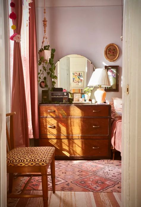 Grandmillenial Guest Bedroom, Interior Design Pink Bedroom, Brooklyn Bedroom Aesthetic, Italy Inspired Bedroom, Eclectic Apartment Bedroom, Soft Maximalism, Colorful Vintage Bedroom, Vintage Bedroom Pink, Eclectic Style Bedroom