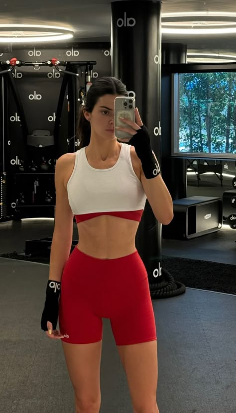 Kendall Jenner Corpo, Kendall Jenner Gym, Corpo Kendall Jenner, Kendall Jenner Outfits Street Styles, Kendall Jenner Workout, Kendall Jenner Body, Kendall Jenner Aesthetic, Kendall Jenner Street Style, Gymwear Outfits