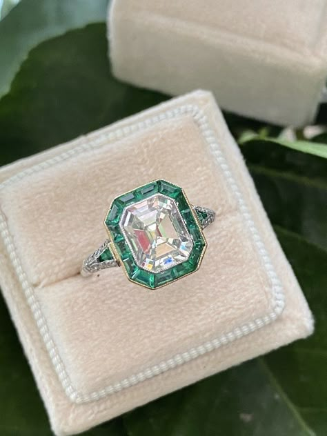 Emerald Halo Engagement Ring, Halo Engagement Ring Emerald, Diamond Rings For Women, Wedding Bands Diamond, Art Deco Diamond Rings, Emerald Engagement Ring Cut, Art Deco Engagement, Dream Engagement Rings, Emerald Engagement