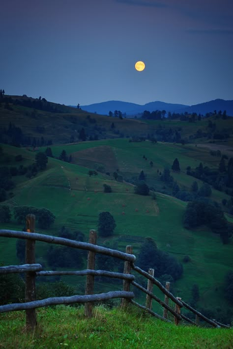 Moon Photo, Moon Photos, Moon Pictures, Moon Photography, Beautiful Moon, Rolling Hills, Photo Photography, Sunrise Sunset, Beautiful World