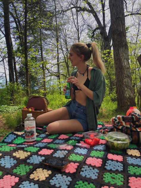 Hairstyles Cottagecore, Meg Aesthetic, Crochet Picnic Blanket, Picnic Crochet, Crochet Picnic, Cottagecore Picnic, Aesthetic Photoshoot, Crochet Aesthetic, 2024 Vision