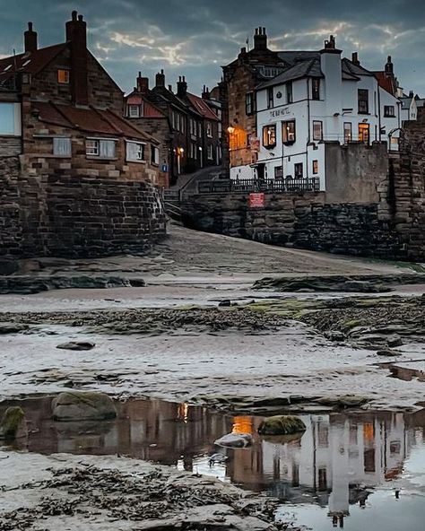 Robin Hoods Bay, British Seaside, Harbour Town, Seaside Village, Village Life, Seaside Towns, Fishing Villages, Coastal Towns, Robin Hood