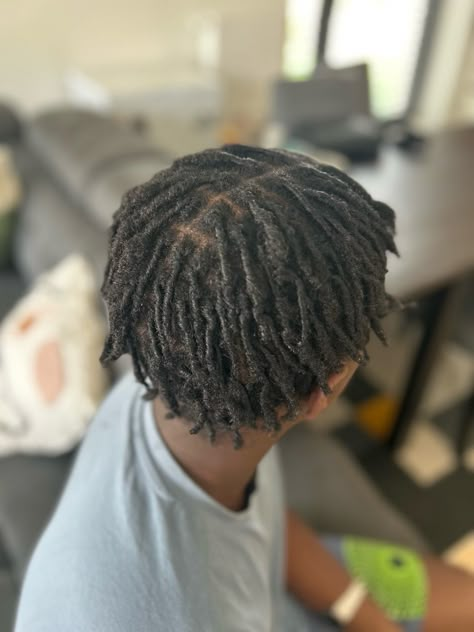 Comb coils Twists au peigne #locstyles Coils Starter Locs Men, Comb Coils 4c Hair, Middle Part Starter Locs, Small Comb Coil Starter Locs, Comb Coils Men, Starter Locs Men Short Hair, Taper Dreads, Comb Coil Locs, Starter Locs Short Hair