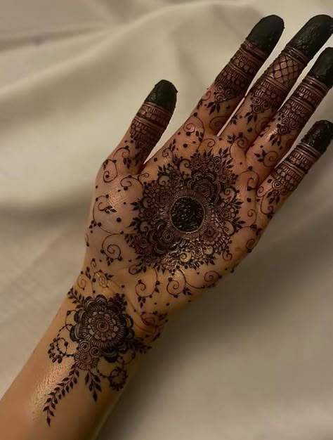 Mehndi Aesthetic Designs, Mehndi Palm Designs, Aesthetic Mehndi Designs Back Hand, Pretty Mehendi Designs, Henna On Palm, Mehandi Back Hand, Henna Designs For Weddings, Mehndi Designs Aesthetic, Heena Mehendi Designs