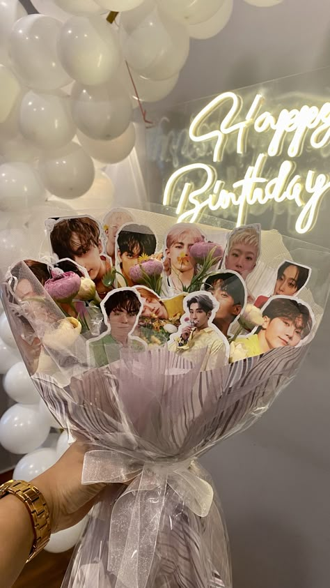 Seventeen Kpop Birthday Ideas, K Pop Flower Bouquet, Seventeen Birthday Gift Ideas, Scoups Flower, K Pop Bouquet, Skz Bouquet, Seventeen Graduation Cap, Kpop Flower Bouquet, Photocard Bouquet