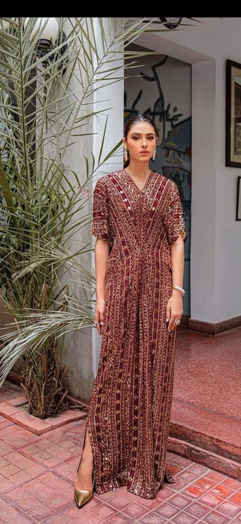 This red kaftan is ideal for barat bridesmaid Kaftan Dress Modern Party Wear, Kaftan Designs Pakistani, Pakistani Kaftan Designs, Bridesmaid Dresses Pakistani, Kaftans Dresses Modern, Party Wear Kaftan Dress, Pakistani Kaftan, Kaftan Dress Modern, Bridal Kaftan