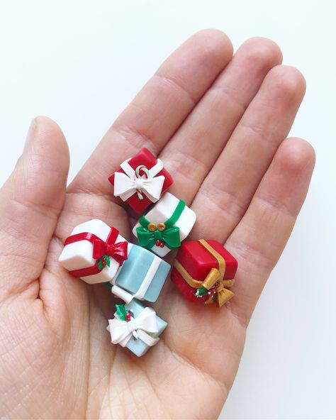 Christmas Themed Clay Ideas, Clay Art Christmas Ideas, Christmas Decor Clay Diy, Modeling Clay Christmas Ideas, Christmas Clay Miniatures, Clay Christmas Charms, Holiday Clay Ideas, Fimo Christmas Ideas, Christmas Modeling Clay Ideas