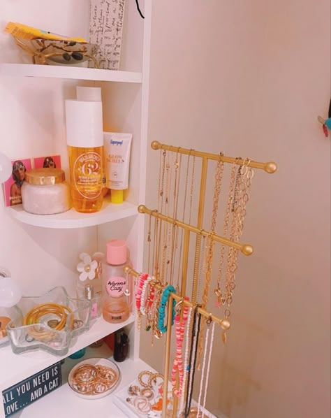 College Sorority Room, Preppy Vanity Setup, Vanity Ideas Bedroom Preppy, Dorm Room Vanity Ideas, Preppy Vanity Decor, Preppy Vanity Organization, Cute Summer Room Ideas, Preppy Room Decor Desk, Dresser Preppy