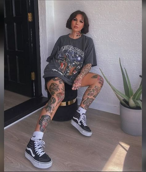 Comfy Tattoo Outfit, Tattooed Style Fashion, Stefaniexlee Outfits, Tattoo Outfit Ideas, Tattoo Artist Fashion, Tattooed Women Outfits, Tattooed Woman Outfits, Tattoo Artist Outfit Style, Tattoo Artist Aesthetic Outfit