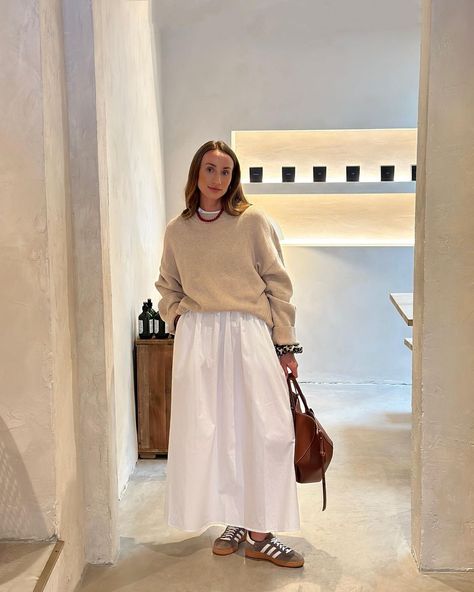 Fall White Maxi Skirt Outfits, Casual White Maxi Skirt Outfit, Fall Outfit White Skirt, White Skirt With Sweater, White Maxi Skirt Winter, White Skirt Outfit Autumn, Winter Outfits Maxi Skirt, White Maxi Skirt Winter Outfit, Long White Skirt Winter Outfit