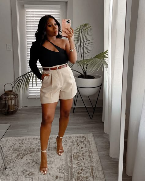 High Waisted Dress Shorts Outfit, High Waisted Trouser Shorts Outfit, Chic Shorts Outfits Women, Woman’s Shorts Outfits, Zara Black Shorts Outfit, Shorts Fashion Womens, Simple Elegant Fashion Casual, Pleated Shorts Outfit Summer, Cream Shorts Outfit Summer