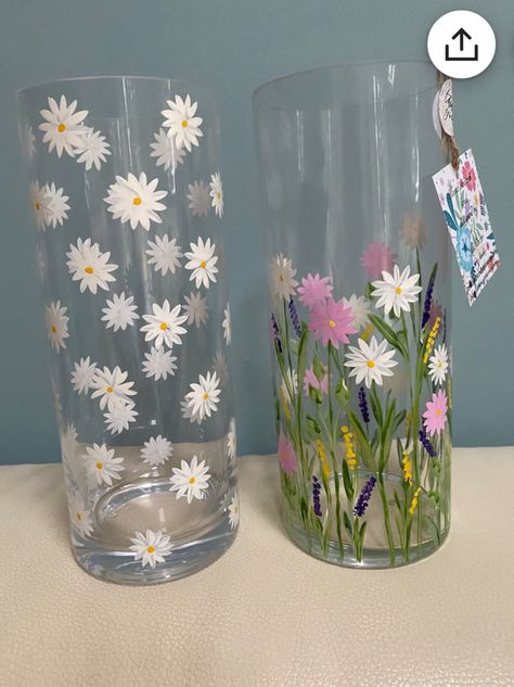 Flower Painting On Glass Bottles, Decorated Vases Diy, Floral Glass Painting, Painting On Glass Cups, Cute Vase Painting Ideas, Painted Vases Ideas, Paint Glass Vase, Glass Vase Painting Ideas, Simple Glass Painting