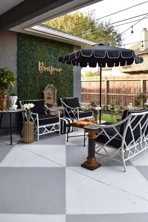 Black White Patio, Boxwood Wall, White Patio Furniture, Black Patio Furniture, Aluminium Outdoor Furniture, Painted Concrete, Painted Concrete Floors, White Patio, Painted Patio