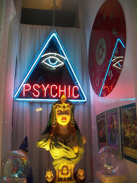 Have You Got Psychic Abilities? Psychic Aesthetic, Cold Reading, Reading Notebooks, Fortune Tellers, Aura Reading, Psychic Powers, Psychic Mediums, Fortune Teller, Psychic Reading