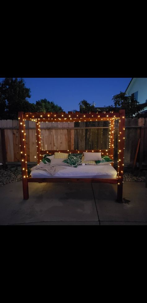 Twin Mattress Couch Diy Patio, Patio Daybed With Canopy, Backyard Daybed Ideas, Outdoor Bed Diy, Diy Outdoor Bed Lounge, Diy Outdoor Bed, Patio Couch Diy, Outdoor Daybed Ideas, Outdoor Bed Ideas