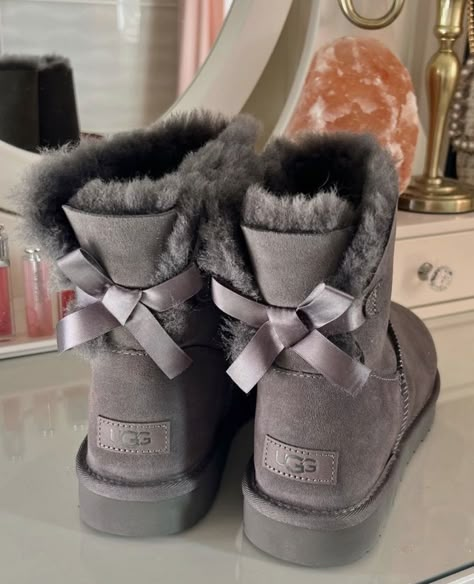 Winter Comfy Outfits, Grey Uggs, Grey Ugg, Cute Uggs, Uggs With Bows, Slippers Heels, Shoe Stores, Pretty Shoes Sneakers, Bow Boots