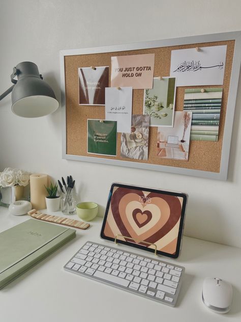 Brown Desk Decor Ideas, Above Desk Decor College, Desk Setup Ideas Student, Green Themed Desk, Aestethic Desk Setup, College Desk Setup Aesthetic, Astetic Desk Set Up, Aethstetic Desk Ideas, Desk Organization Green