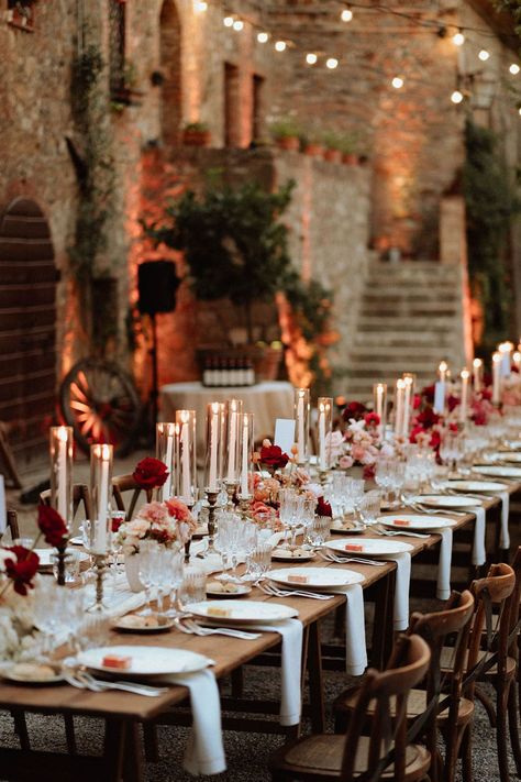 We will forever delight in al fresco Tuscan weddings, and this historic borgo took this moody Italian wedding aesthetic to new heights with a dolce far niente attitude, a pampas grass studded ceremony and a family style wedding dinner replete with blush and ruby blooms. Family Style Weddings, Red Wedding Theme, Spanish Wedding, Tuscan Wedding, Wedding Moodboard, Moody Wedding, Dinner Decoration, Tuscany Wedding, Wedding Styling