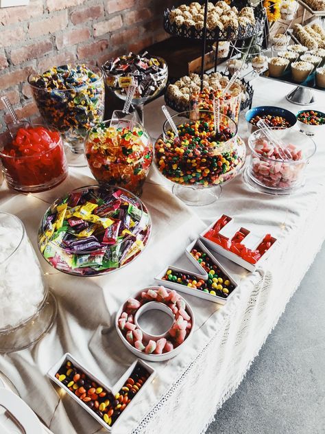 Diy Donut Wall, Diy Dessert Table, Wedding Candy Table, Sweet Table Wedding, Diy Donut, Diy Donuts, Candy Bar Wedding, Dessert Bar Wedding, Diy Desserts