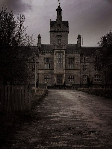 Old Abandoned Buildings, Abandoned Architecture, Abandoned Asylums, Abandoned Property, Creepy Houses, Spooky Places, Abandoned Homes, Old Mansions, Abandoned Castles