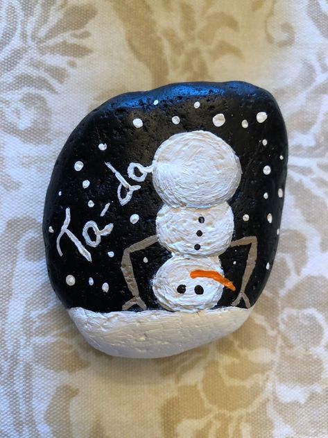 Snowman Rock Painting Ideas, Christmas Painted Rocks Ideas Easy, Winter Painted Rocks Ideas, Snowman Painted Rocks, Winter Painted Rocks, Christmas Rock Painting Ideas Easy, Christmas Painted Rocks Ideas, Winter Rock Painting Ideas, Christmas Stone Painting