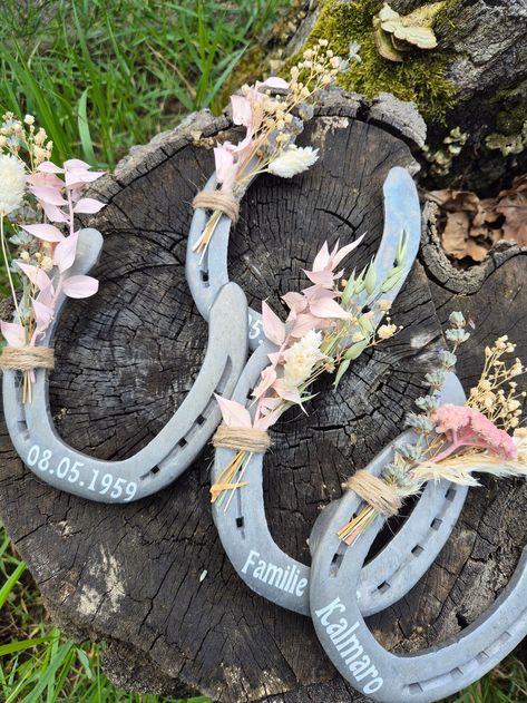 Horseshoe Wedding, Horse Tack Diy, Horseshoe Crafts Projects, Horse Barn Ideas Stables, Pink Quince, Wedding Horseshoes, Pet Bunny Rabbits, Horse Memorial, Horse Wedding