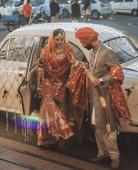 Creative Pre Wedding Photoshoot Ideas, Indian Art And Culture, Wedding Suits For Bride, Sikh Wedding Photography, Indian Wedding Aesthetic, Sikh Bride, Anand Karaj, Wedding Dress Bustle, Wedding Lookbook