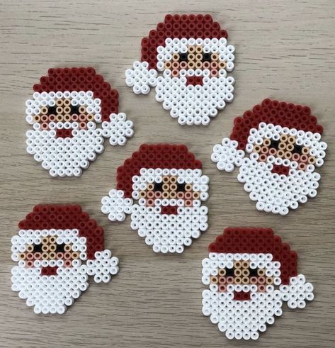 Christmas Hammer Beads, Perler Bead Patterns Ornaments, Ornament Perler Beads, Peeler Bead Christmas Ornaments, Small Perler Beads Ideas Christmas, Cute Christmas Perler Beads, Peeler Bead Ideas Christmas, Pisla Ideas Christmas, Christmas Fuse Bead Patterns