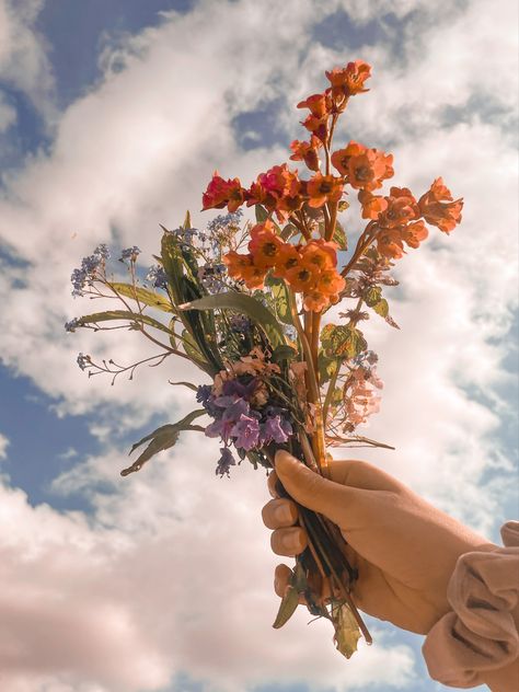 Picture inspiration, of holding flowers into heaven Hand Holding Bouquet, Forms In Art, Flower Shoot, Aesthetic Picture Ideas, Hands Holding Flowers, Ap Drawing, Giving Flowers, Flower Branding, Picking Flowers