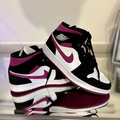 Jordans 1 For Women, Shoes Sneakers Jordans Women, Jordan Air 1s, Nike Jordan Shoes Women, Old School Jordans, Sneakers Fashion Black Women, Prowler Shoes, Jordan’s Women, Shoe Inspo Women