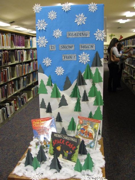 Holiday Library Displays, Christmas Library Display, Library Display Ideas, Backgrounds Room, Tree Library, Library Illustration, School Library Book Displays, Christmas Library, Library Decorations