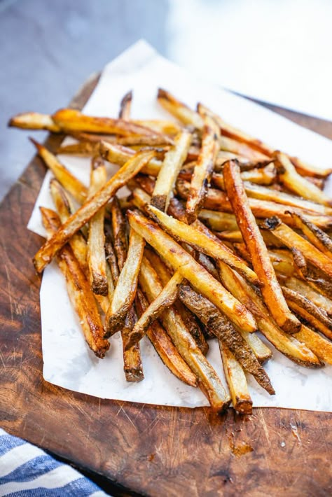 Here's how to make the best homemade French fries you've ever had! This method makes better-than-restaurant fries with no deep frying. #homemade #fries #frenchfries #homemadefrenchfries #bakedfries #howtomakefries Best French Fries Homemade, Best Homemade French Fries, How To Make Fries, French Fries Homemade, Deep Fried French Fries, Fries Homemade, French Fry Seasoning, Best French Fries, Seasoned Fries