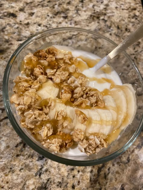 Vanilla greek yogurt with banana and honey oat clusters 200 cal Oats And Greek Yogurt, 200 Cal Breakfast, Greek Yogurt With Granola, Greek Yogurt And Oats, Yogurt With Banana, Basketball Diet, Oatmeal And Yogurt, Greek Yogurt Granola, Greek Yogurt And Honey