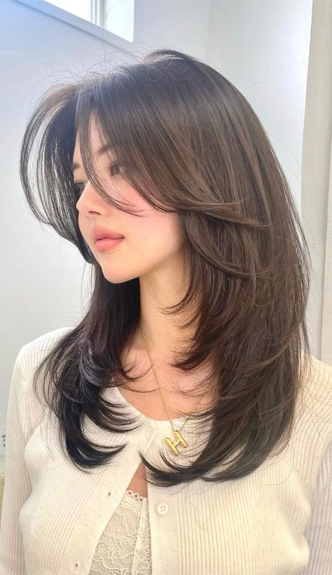 Slightly Layered Hair Shoulder Length, Long Layered Haircuts For Short Hair, Later Haircut Medium, Haircut For Medium Hair For Women, Layers Haircut Medium Length, Butterfly Cut Hair Long Layers, Mid Layers Haircut, Hair Cuts Short For Women, Short Hair Layered Cut Shoulder Length