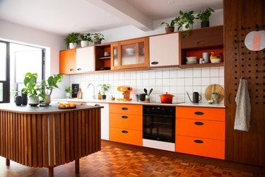 Orange Kitchen Designs, Modern Retro Kitchen, 70s Interior Design, 70s Interior, Side Extension, Kitchen Retro, Eclectic Kitchen, Amazing Kitchen, Orange Kitchen