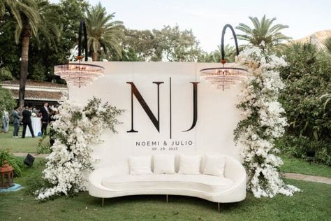 Noemi & Julio's Enchanting Wedding at Finca la Concepcion, Marbella - DONNA Weddings White Wedding Photo Backdrop, Seating Area Wedding, All White Wedding Backdrop, Garden Party Wedding Inspiration, Green White Wedding Decor, Wedding Booth Design, White Photobooth Backdrop Wedding, Wedding Couch, Wedding Reception Photo Backdrop