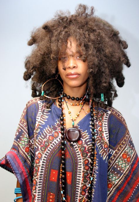 Erykah Badu Erykah Badu Style, Ethno Style, Erykah Badu, Photographie Portrait Inspiration, Pelo Afro, Neo Soul, Afro Punk, American Woman, Hair Reference