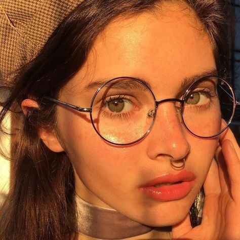 Glasses Aesthetic, Arthoe Aesthetic, Big Glasses, Nostril Ring, Piercing Septum, Wearing Glasses, Girls With Glasses, Septum Piercing, Cool Sunglasses