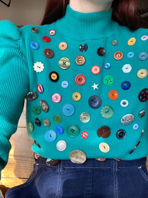 Button Covered Clothes, Button Diy Clothes, Quirky Sewing Projects, Colorful Eclectic Clothes, Art History Aesthetic Outfits, Funky Sewing Projects, Crochet With Buttons, Quirky Teacher Outfits, Button Embroidery Ideas