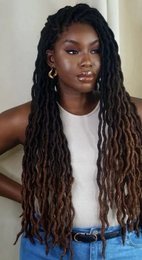 Tranças Faux Locs, Complicated Hairstyles, Braids Hairstyles Ideas, Faux Locs Styles, Micro Braids Hairstyles, Ombre Burgundy, Crochet Faux Locs, Goddess Style, Passion Twists