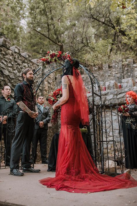 Get ready for this Gothic Midsummer Night's Dream wedding in a forest Goth Weddings, Midsummer Night's Dream Wedding, Horror Wedding, Halloween Wedding Dresses, Mood Wedding, Midsummer Nights Dream Wedding, Wedding Fotos, Wedding Day Schedule, Black Soul